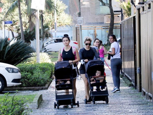 Nanda Costa e Lan Lanh levam filhas para passear em orla da zona sul do Rio de Janeiro (Foto: JC Pereira / AgNews )