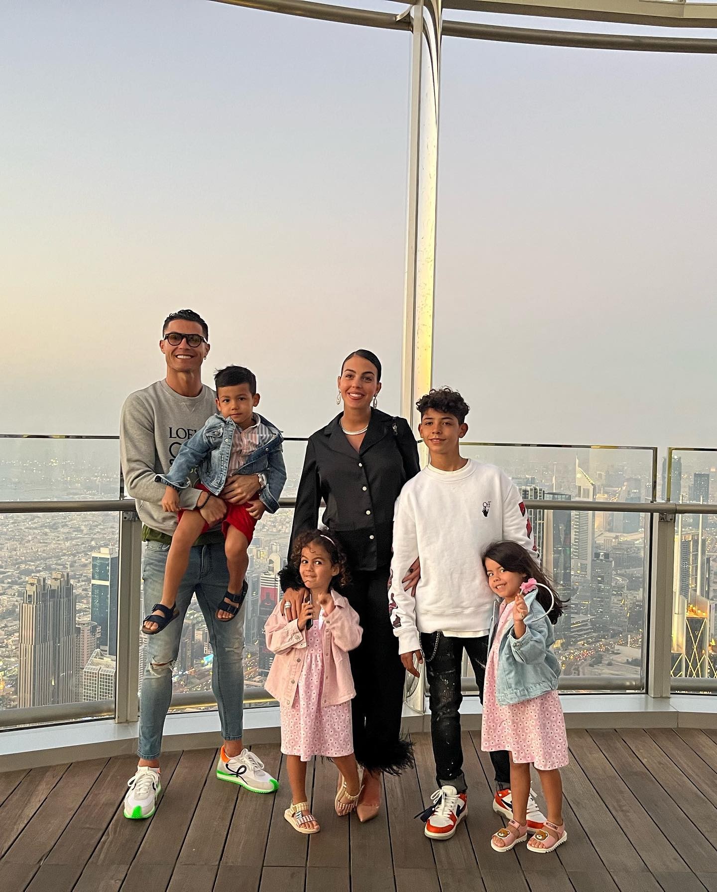 Georgina Rodríguez exibe barrigão ao posar com R7 e filhos em Dubai: (Foto: Reprodução/ Instagram)