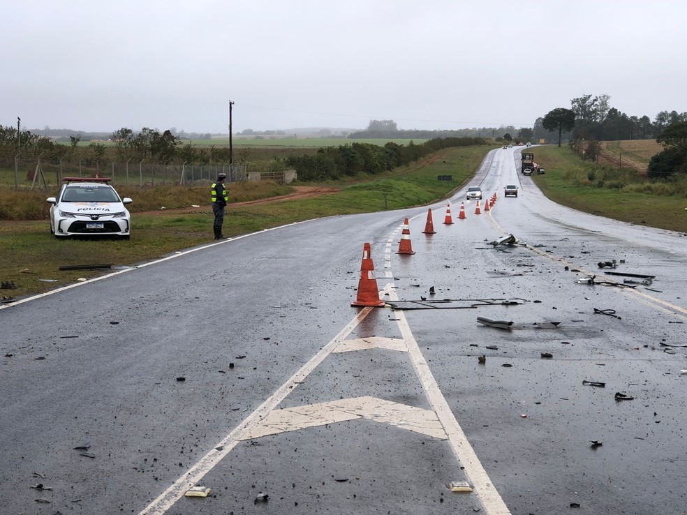 Van da Secretária de Saúde de Apiaí colide contra caminhão em Capão Bonito — Foto: Jorge Talmon/ TV TEM 