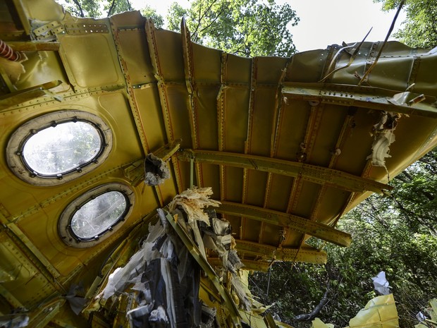 Imagem mostra destroço de voo MH17 perto da aldeia de Hrabove (Grabovo), alguns 80 km a leste de Donetsk. (Foto: Bulent Kilic/AFP)