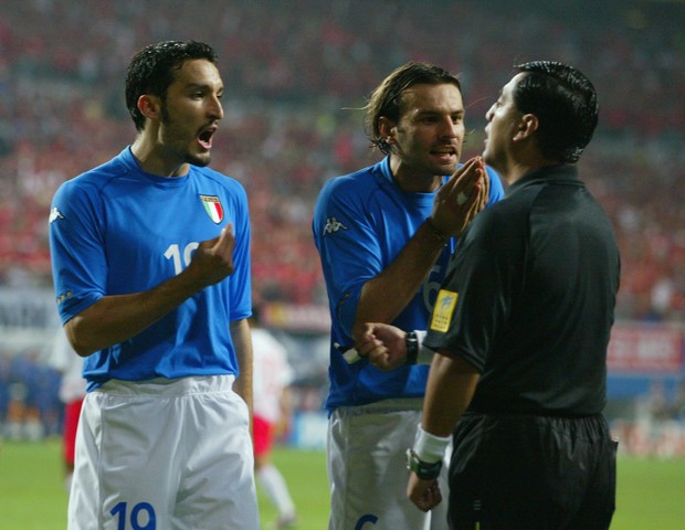 Italianos reclamam com Byron Moreno (Foto: Getty Images)