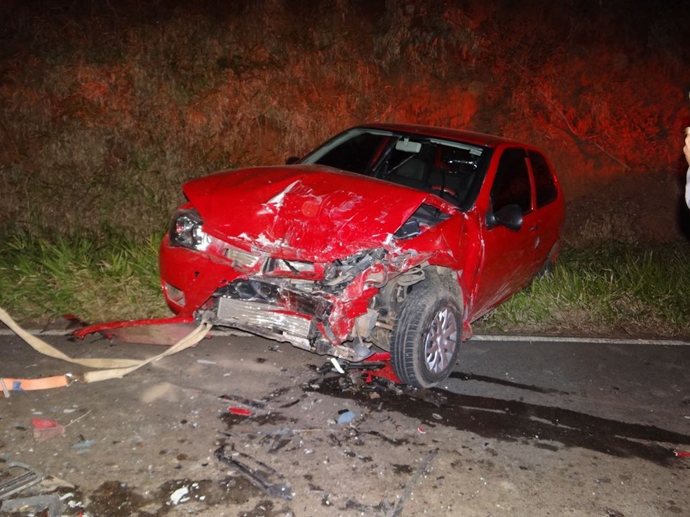 Carros bateram de frente em vicinal de Itaporanga (SP) — Foto: Itaponews/Divulgação