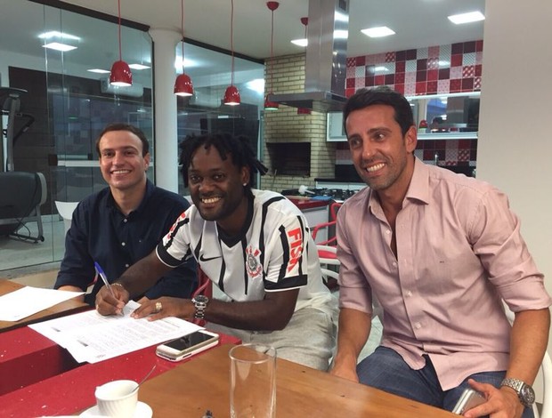 Vagner Love assina contrato com o Corinthians