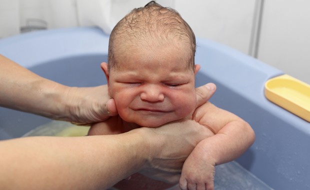 Segurança dos pais na hora do banho do bebê ajuda a amenizar o choro (Foto: Thinkstock)