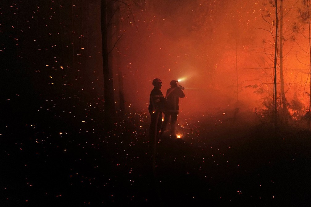 Bombeiros trabalham contra um incêndio florestal perto de Landiras, sudoeste da França, no sábado, 16 de julho de 2022. — Foto: SDIS 33 via AP