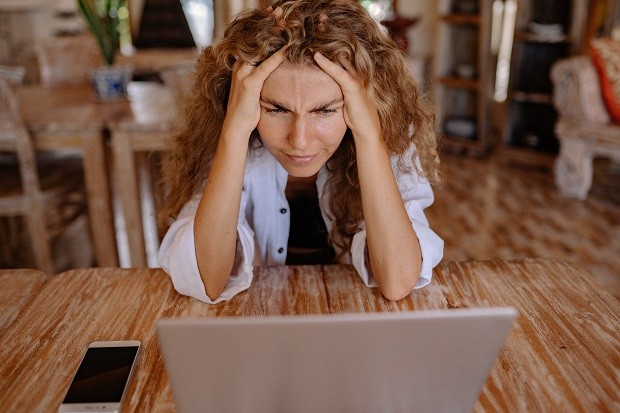 Burnout; aborrecida; estresse; empreendedora; trabalho; desmotivada (Foto: Yan Krukov / Pexels)