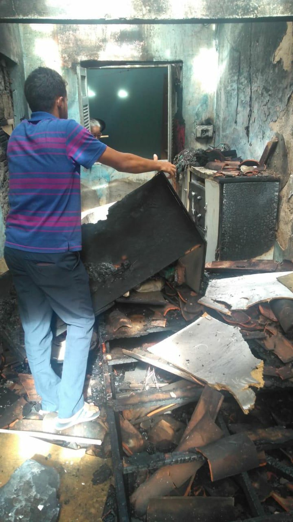 Incêndio atingiu casa na Zona Oeste de Natal — Foto: Redes Sociais