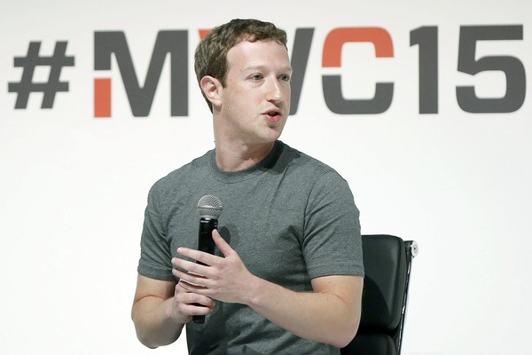 O fundador do Facebook, Mark Zuckerberg, participa do Mobile World Congress, maior feira de tecnologia móvel do mundo, em Barcelona, Espanha (Foto: Andreu Dalmau/EFE)