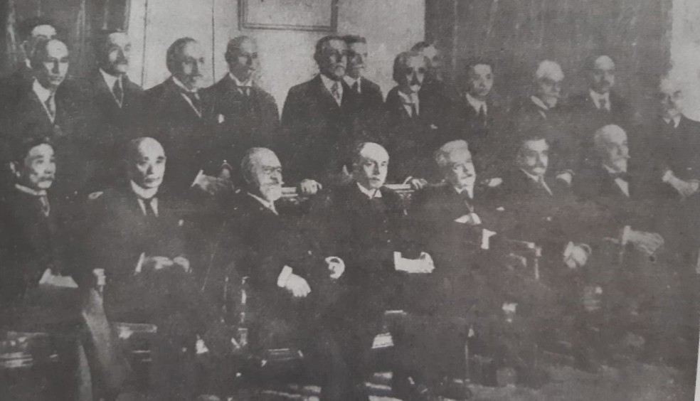 Epitácio Pessoa em Versalhes: é o sexto sentado da direita para a esquerda — Foto: MPPB