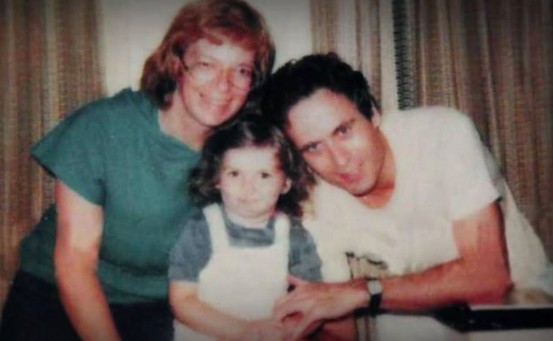 Carole Boone, Ted Bundy e a filha do casal (Foto: Reprodução Netflix)