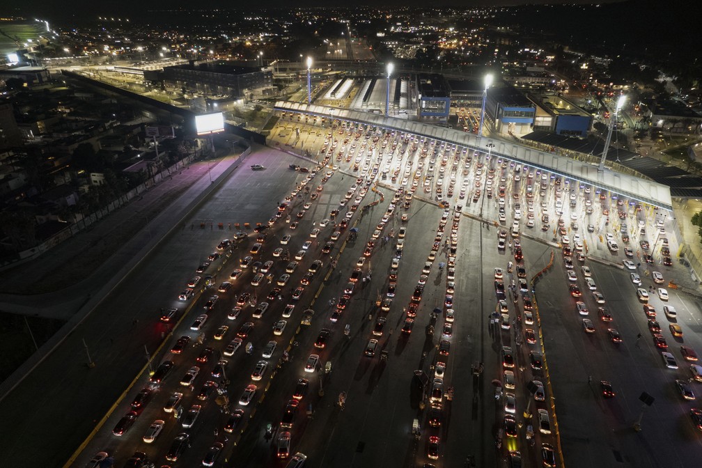 Vista aérea da fila de carros para cruzar a fronteira do México com os Estados Unidos em San Ysidro, Tijuana, em 7 de novembro de 2021 — Foto: Guillermo Arias/AFP