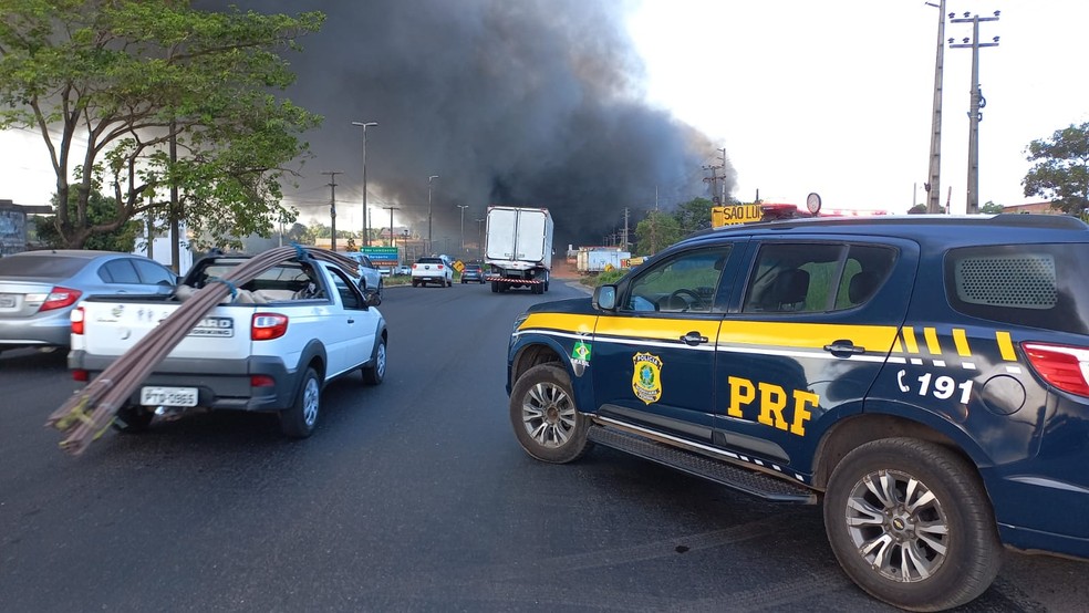 Empresa de reciclagem de borracha e sucatão pegam fogo na BR-135; fumaça escura causou interdição da rodovia — Foto: Divulgação/PRF