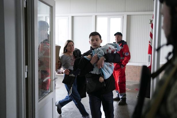 Pai e mãe chegaram correndo no hospital, com seu filho nos braços, na esperança de salvar sua vida (Foto: Reprodução/Mirror/PA)