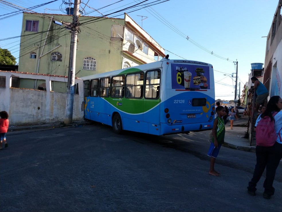 Ônibus derrubou muro de uma casa em Cariacica, ES — Foto: Heberton Pereira de Oliveira