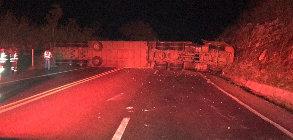 Acidente interditou completamente a BR-153, no Triângulo Mineiro (Foto: PRF/Divulgação)