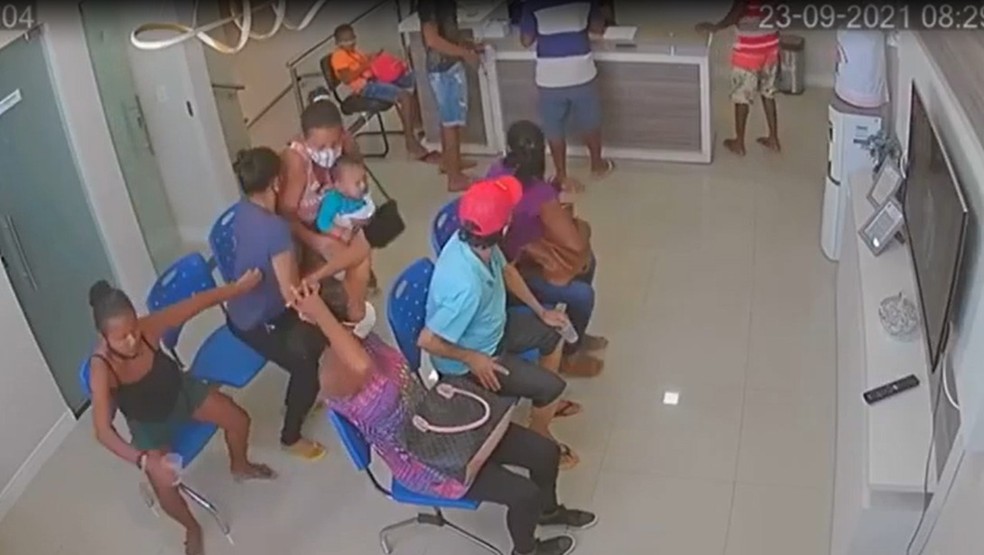 Vídeo mostra correria de pacientes no momento que médico é morto dentro de clínica particular na Bahia — Foto: Divulgação