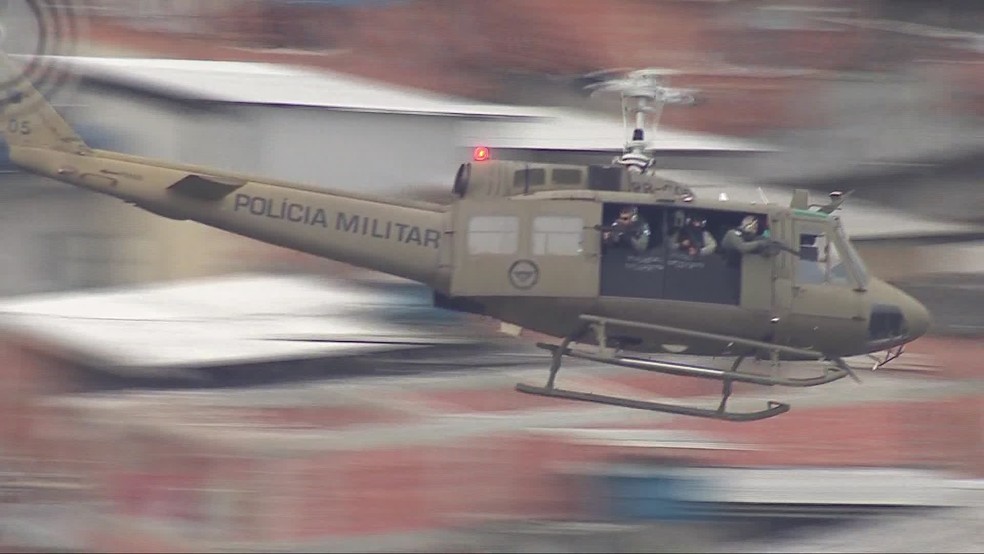 Policiais armados em helicóptero blindado da Polícia Militar em operação na Maré — Foto: Francisco de Assis/ TV Globo