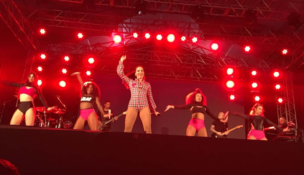 Anitta se apresentou neste sÃƒÂ¡bado (16) na Festa Junina de Votorantim (Foto: Paola Patriarca/G1)