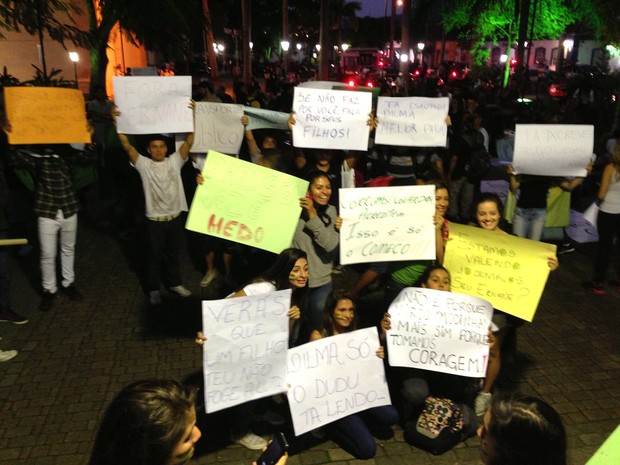 Jovens exibem cartazes durante manifestação em São Sebastião, no litoral norte de São Paulo. (Foto: Natalia Teodoro/TV Vanguarda)