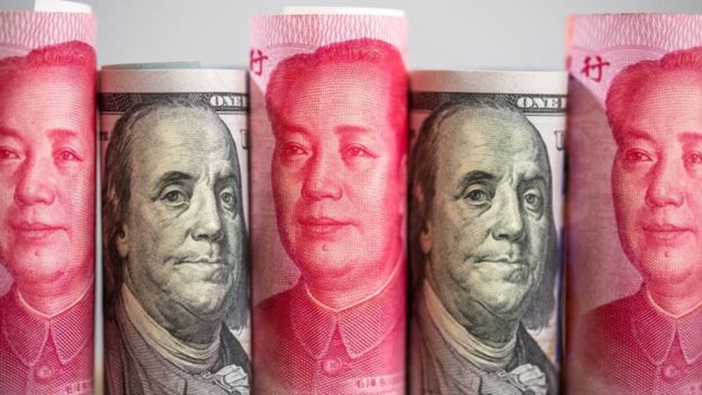 Notas iuan e dólar - Washington acusa Pequim de 'manipular capitais' — Foto: Getty Images