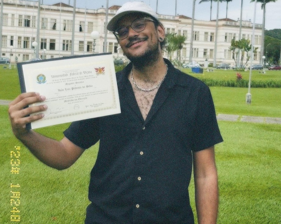João celebra diploma