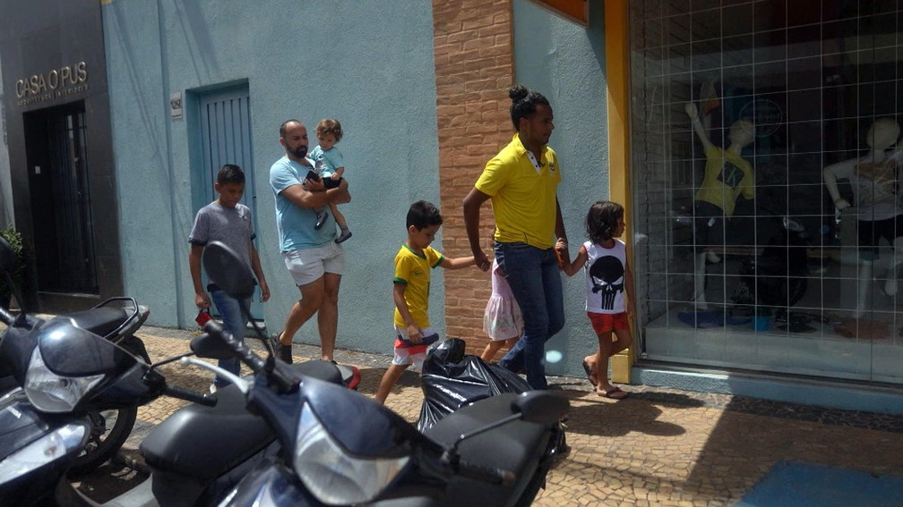 Casal passou a fazer lista de chamada sempre que saem com os filhos