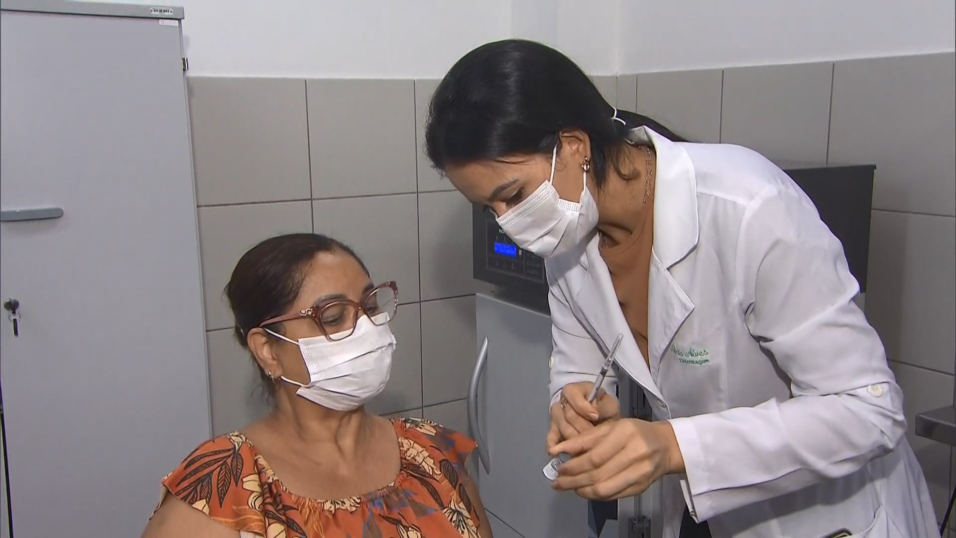 Vinte cidades baianas não iniciaram aplicação da vacina bivalente contra Covid-19; 200 mil imunizantes vencem em maio 