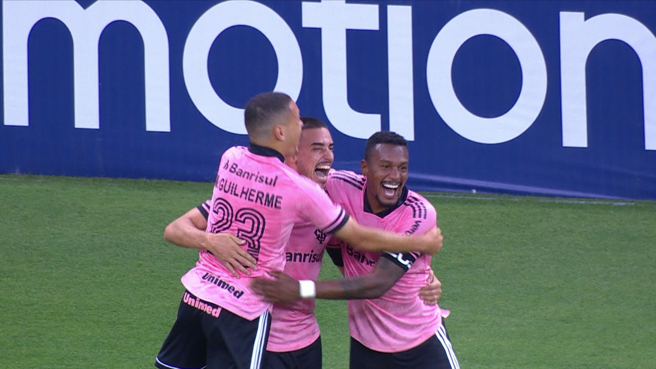 Gol do Internacional! Thiago Galhardo ajeita para Edenílson, que bate colocado, aos 24 do 1ºT