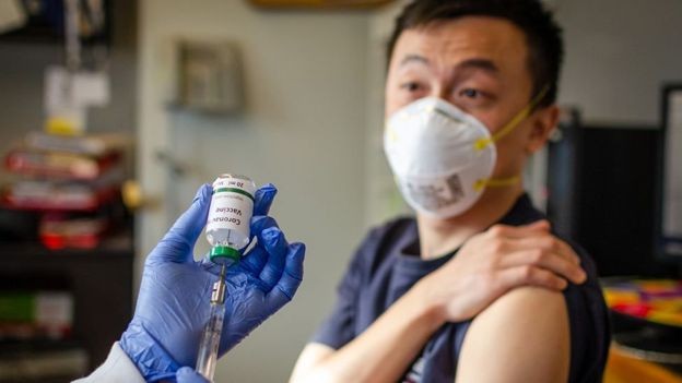 BBC A China tem três vacinas com testes em humanos (Foto: Getty Images/BBC)