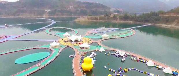 China inaugura passarela flutuante (Foto: Reprodução)
