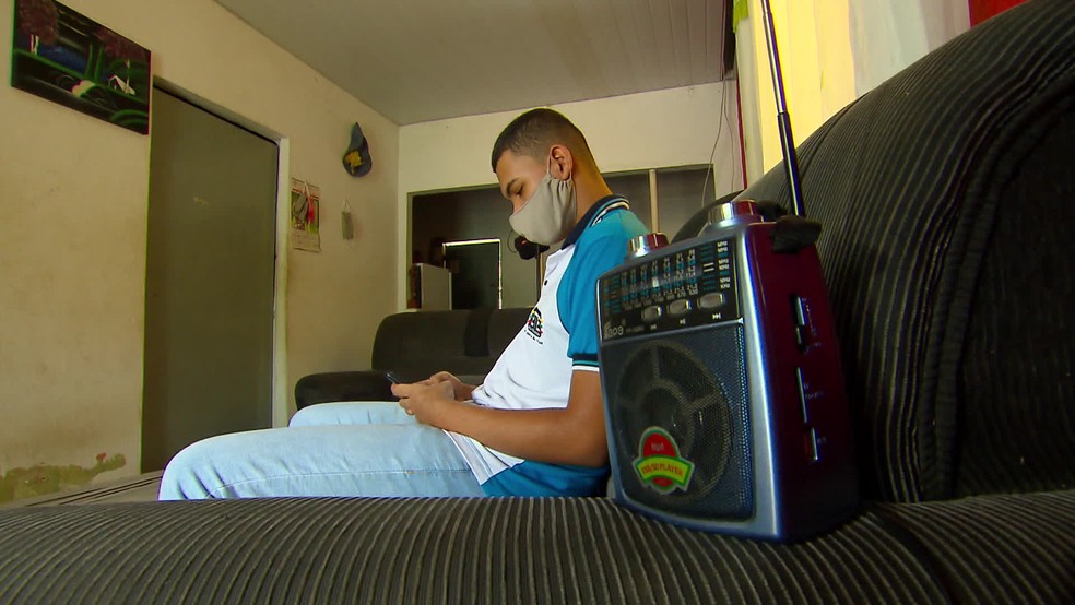 Estudantes acompanham aula pelo rádio, em Limoeiro — Foto: Reprodução/TV Globo