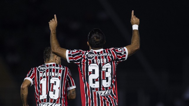 Eder comemora gol pelo São Paulo contra o Bragantino