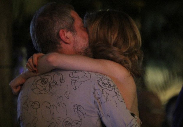 Camila Morgado troca beijos com o namorado (Foto: Rodrigo dos Anjos/AgNews)
