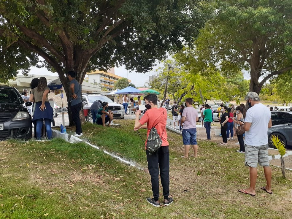 ENEM 2020 - 17/01/2021 - Candidatos chegam para primeiro dia de provas na Universidade Federal do Rio Grande do Norte.  — Foto: Julianne Barreto/Inter TV Cabugi