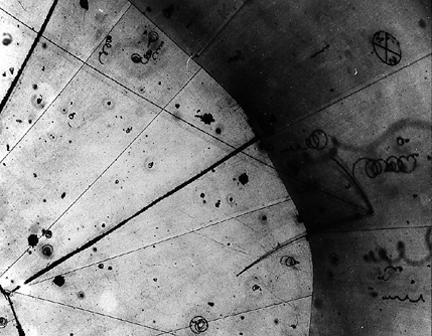 Observação de um neutrino batendo em um próton em uma câmara de bolhas. A colisão ocorreu no ponto onde emanam três faixas da direita da fotografia. (Foto: Wikimedia Commons)