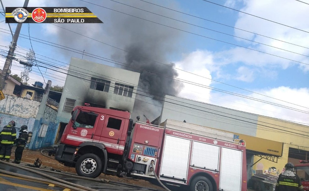 Incêndio em deposito de colchões na Avenida Mateo Bei, em São Mateus. — Foto: Redes sociais dos Bombeiros - PMESP