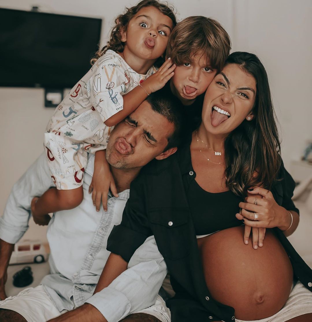 Mariana Uhlmann posa com Felipe Simas e filhos (Foto: Reprodução/Instagram)