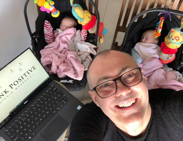 Antonio está feliz da vida com as filhas (Foto: Reprodução Facebook)