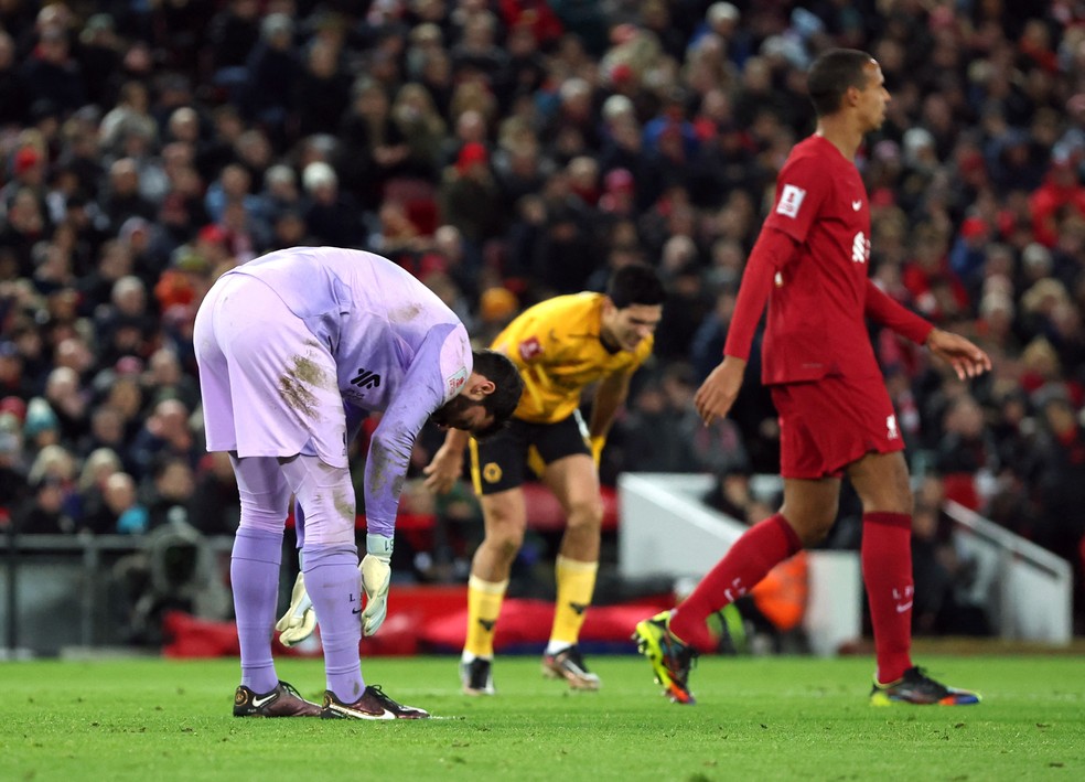 Alisson lamenta falha em Liverpool x Wolverhampton pela Copa da Inglaterra — Foto: REUTERS/Phil Noble