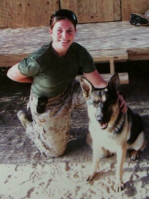 Megan Leavey com o cão Rex durante uma temporada no Iraque
