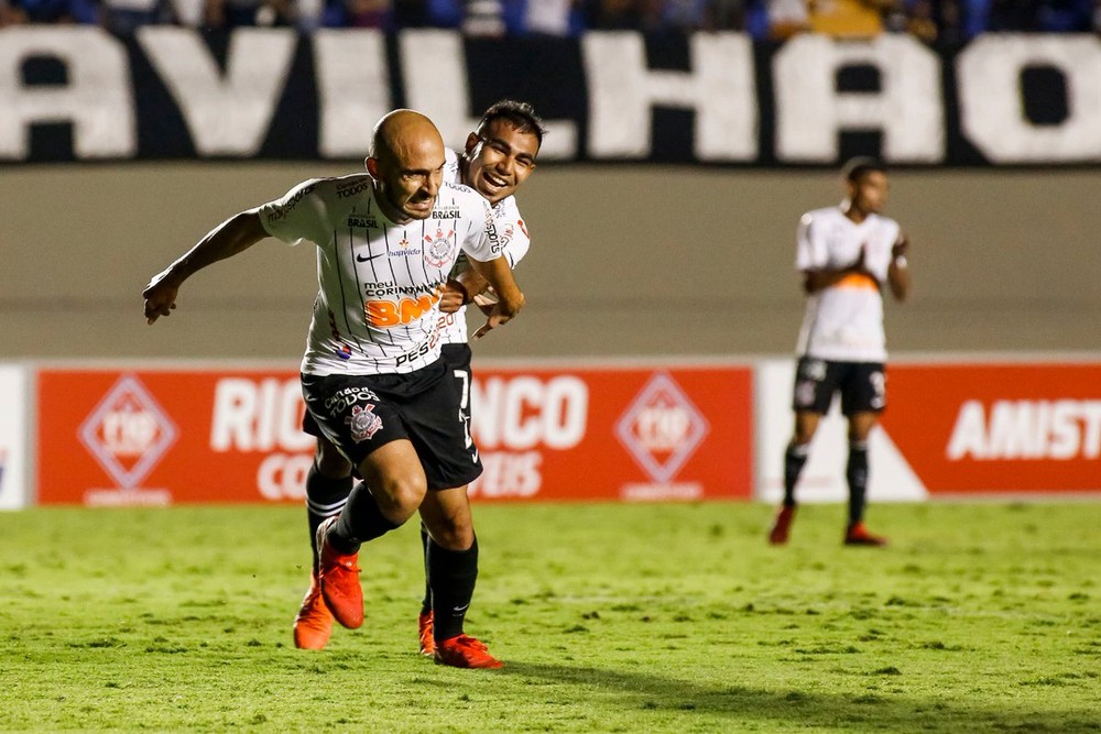 Goiás negocia com meias Giovanni, do Coritiba, e Régis, do Corinthians