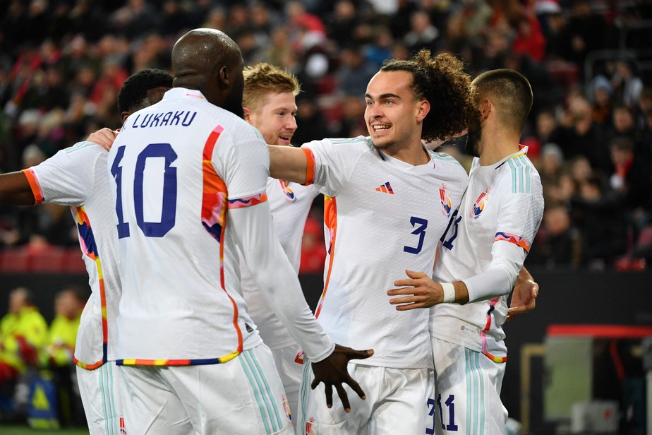 Yannick Carrasco comemora com os companheiros após marcar o primeiro gol da Bélgica sobre a Alemanha