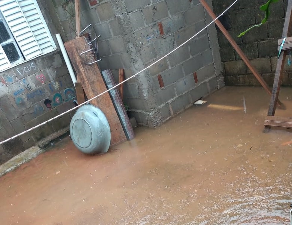 Água invadiu casa em São Gonçalo do Sapucaí (MG) por conta da chuva deste domingo (27) — Foto: Divulgação/João Francisco 