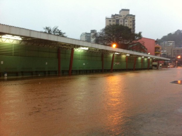  Rua ficou alagada próximo ao terminal de ônibus em Concórdia (Foto: Rádio Rural/Divulgação)