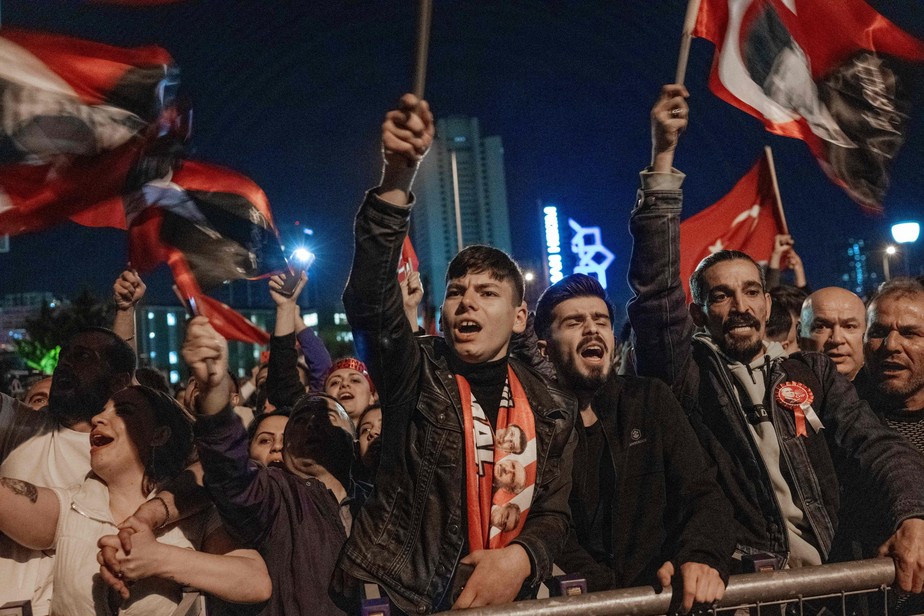 Apoiadores de Kemal Kilicdaroglu celebram em Ancara após eleição na Turquia