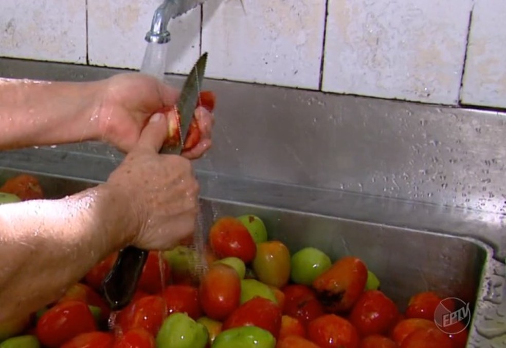 A higienização correta dos alimentos auxilia na hora do armazenamento — Foto: Reprodução EPTV