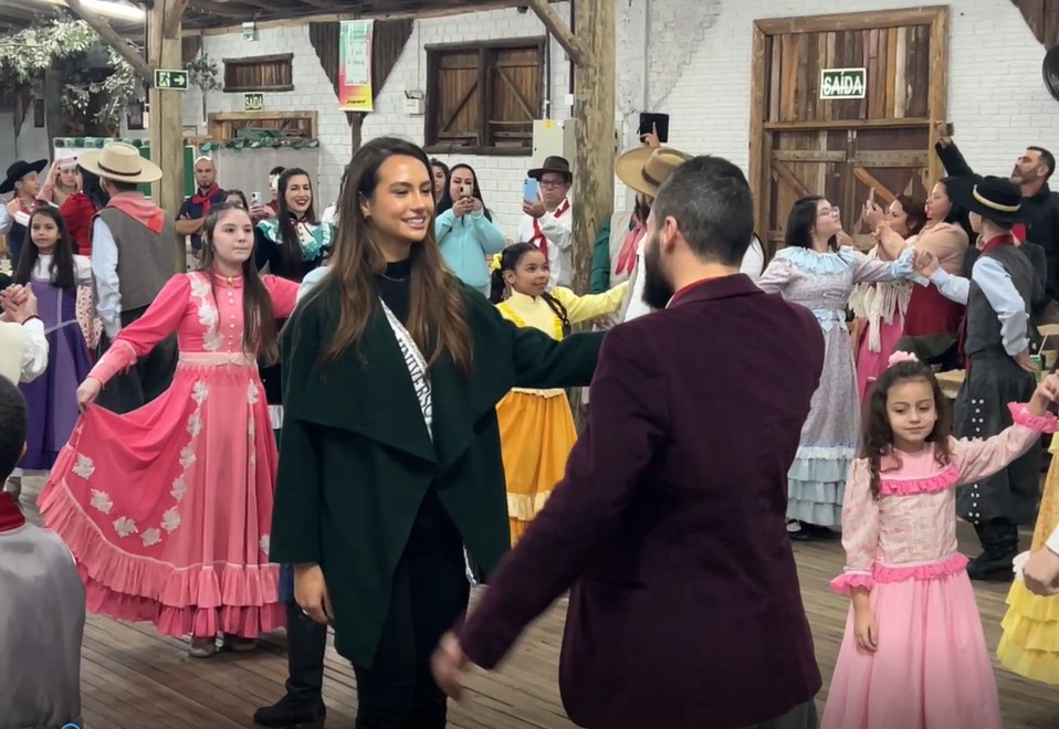 Miss Brasil surpreende em apresentação de dança em Esteio