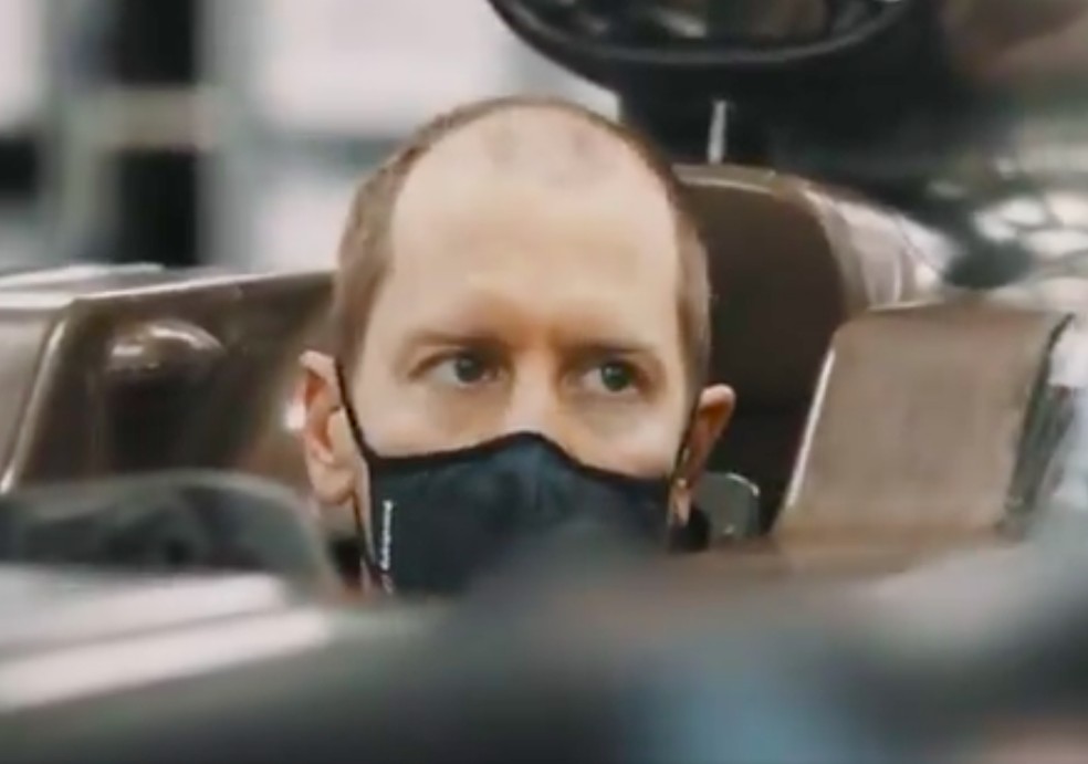 Sebastian Vettel senta pela primeira vez no cockpit da Aston Martin — Foto: Reprodução