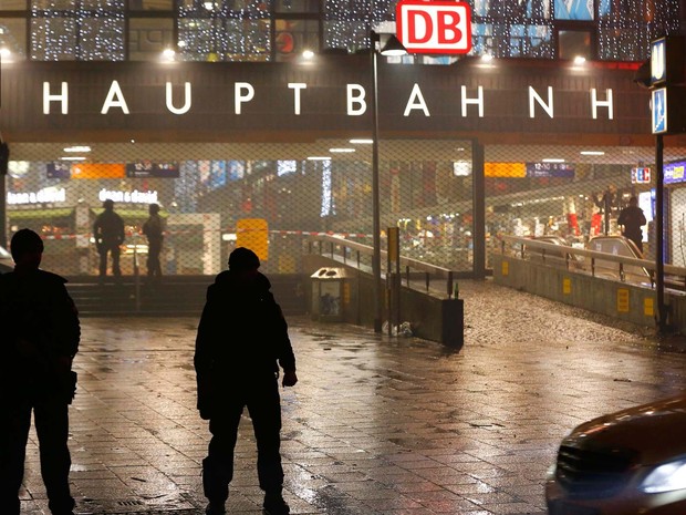 Principal estação de trem em Munique foi isolada na noite desta quinta (31) por alerta de ataque terrorista (Foto: REUTERS/Michael Dalder)