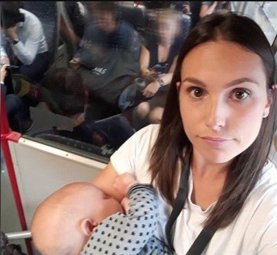 Kate Hitchens amamentando filho em trem (Foto: Reprodução Instagram)